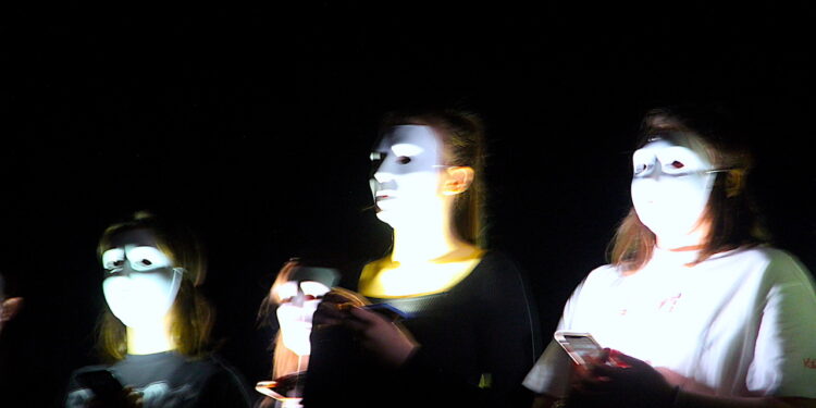 „Face to face” oznacza „twarzą w twarz” [VIDEO]