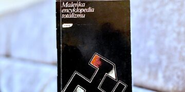 Człowiek odradza się na swojej niepewnej drodze