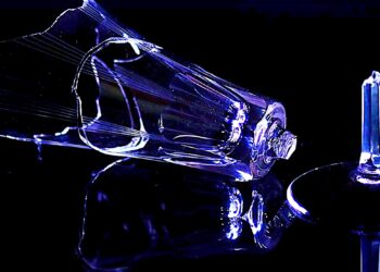 Wciskanie korka do butelki szampana