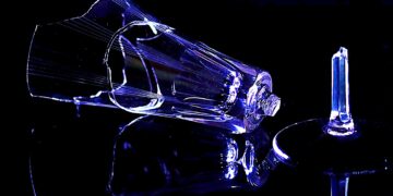 Wciskanie korka do butelki szampana