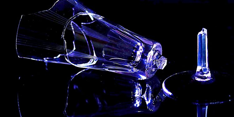 Wciskanie korka do butelki szampana