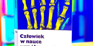 Człowiek uzyskuje pozornie