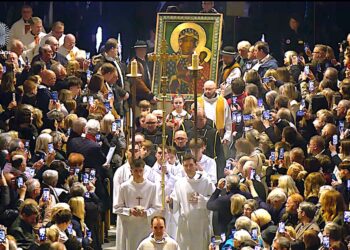 Płomienie trawiły mury