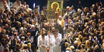 Płomienie trawiły mury