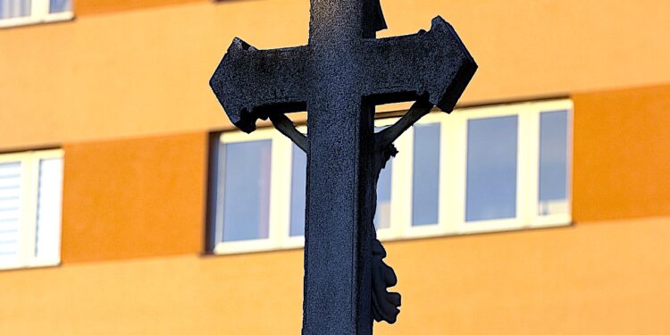 Krzyż cierpienie zbawienie godło brama